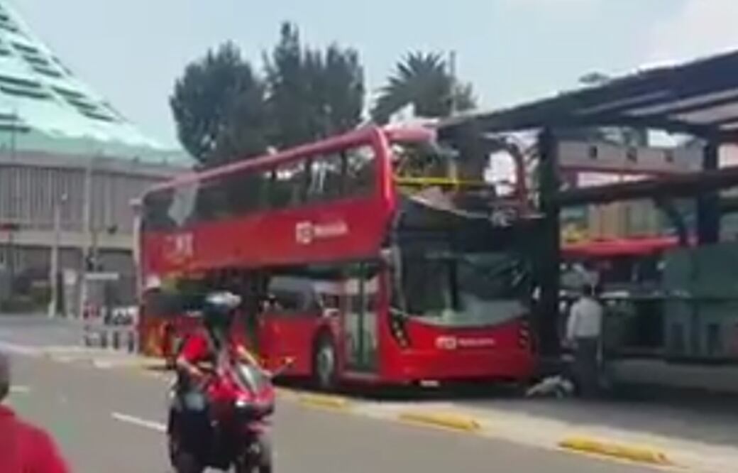 Metrobús de dos pisos "se vuela" el techo con estructura de L6