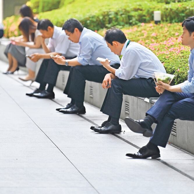 Habitantes de Tokio en su merienda en el distrito de Marunouchi. Expertos reunidos previo al evento del G-20 alertaron de riesgos para la economía global. CHARLY TRIBALLEAU . AFP