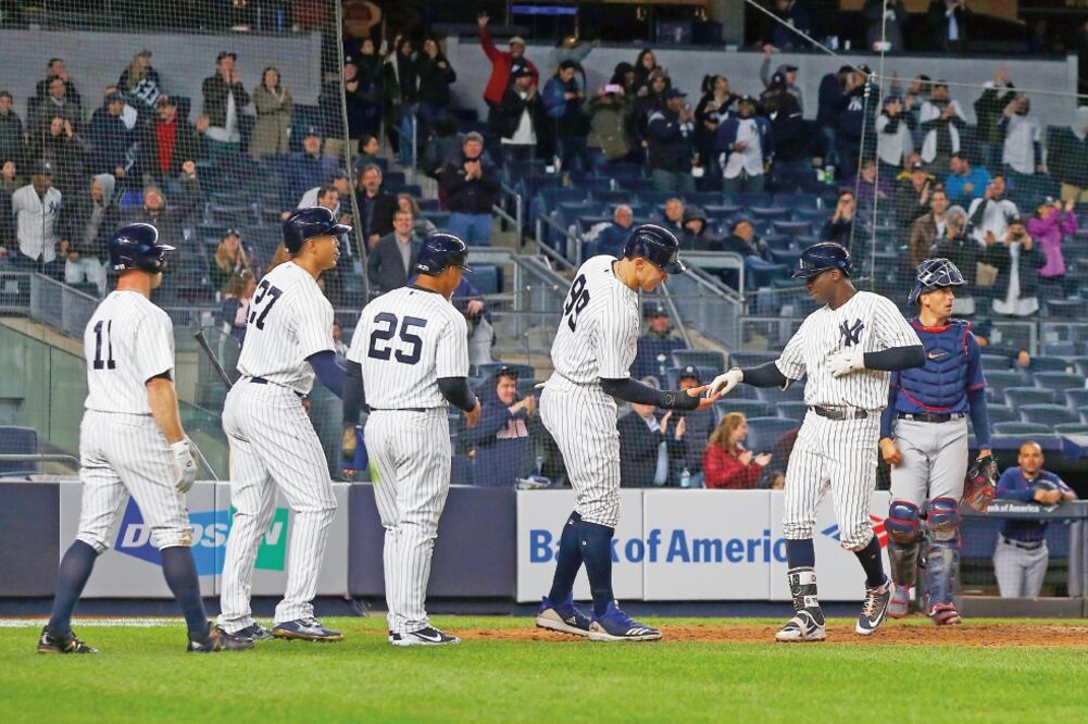 Didi Gregorius (der.) celebró un grand slam en el octavo episodio (JIM MCISAAC. GETTY IMAGES)