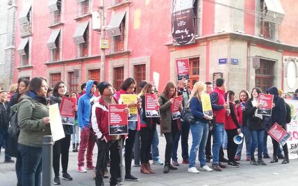 Activistas protestan en Palacio Nacional; acusan violaciones a derechos de migrantes