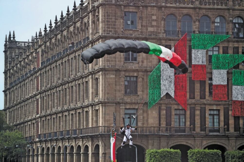 Al aterrizar, el paracaidista Valente Hernández usó una zona alterna para no arriesgar la vida de otros, según la Semar. Foto/DIEGO SIMÓN. EL UNIVERSAL