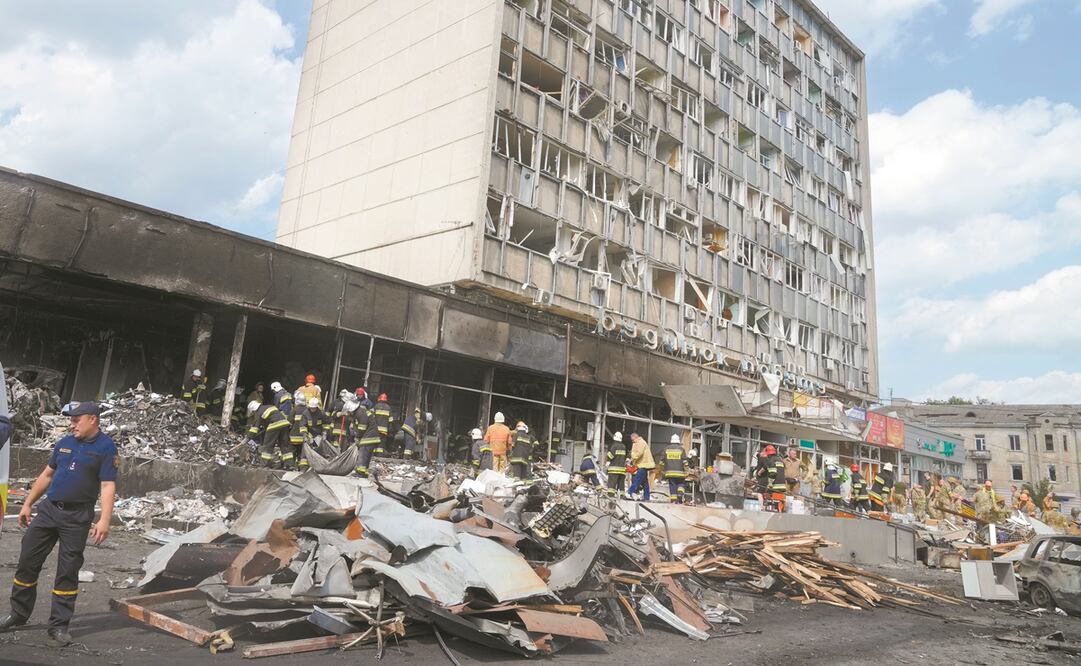 Rescatistas cerca de un edificio que resultó dañado por un mortal ataque con misiles rusos en Vinnytsia.