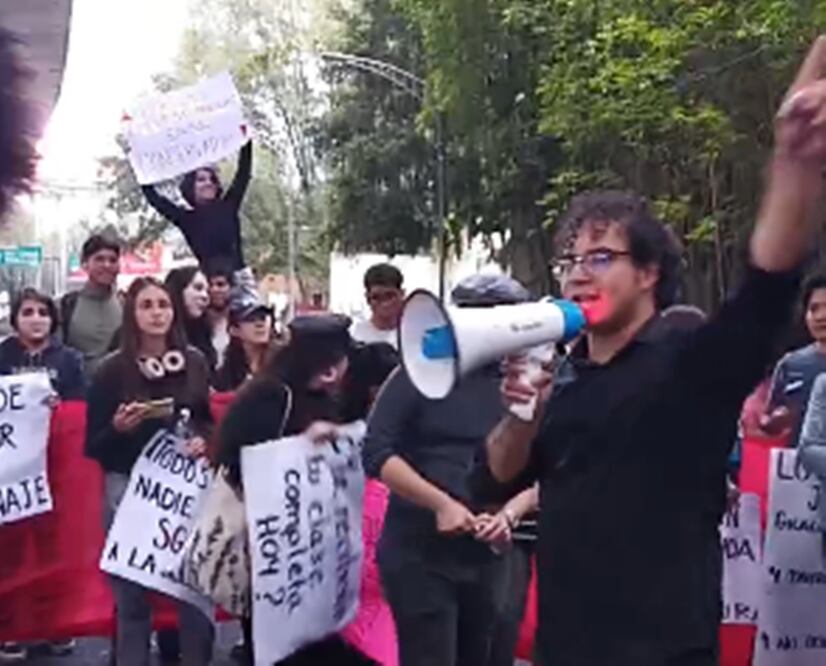 Estudiantes del Conservatorio Nacional de Música protestan en periférico norte.
Foto: Fb