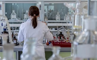 CCE firma acuerdo con el gobierno; iniciativa busca vincular talento científico con empresas