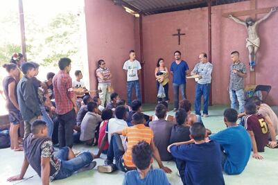 Menores migrantes van por ayuda humanitaria