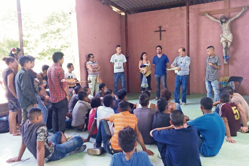 Antes de la partir hacia la capital del país, los adolescentes oyeron misa en la capilla del refugio Hermanos en el Camino, dirigido por el padre Solalinde (ALBERTO LÓPEZ. EL UNIVERSAL)