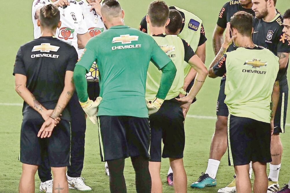 La Verdeamarela es favorita para sumar tres puntos rumbo a Rusia (MARCELO SAYÃO. EFE)