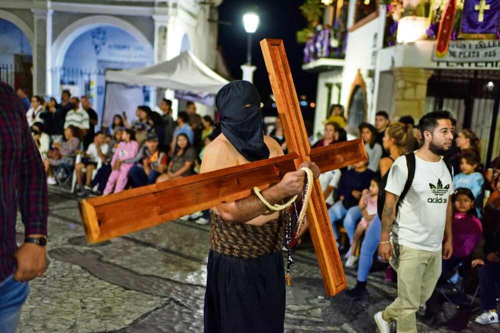 La noche del jueves, Jesús ofreció su flagelo para que en Taxco se terminen los secuestros, sobre todo los que ocurren contra los menores de edad, que son reclutados forzosamente por organizaciones criminales. Foto: Salvador Cisneros Silva/ EL UNIVERSAL