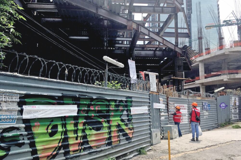 Vecinos del pueblo de Xoco acusan que la megaobra impactará la movilidad, el abasto de agua y el espacio público (GERARDO SUÁREZ. EL UNIVERSAL)