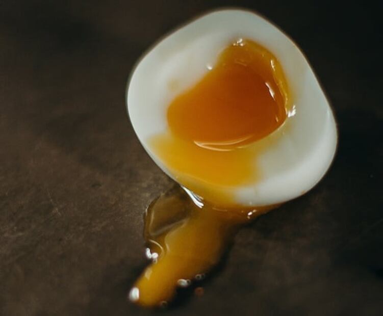 ¿Es malo comer huevos crudos?