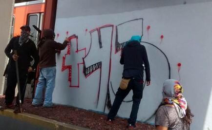 Jóvenes encapuchados realizan pintas en Tlalpan