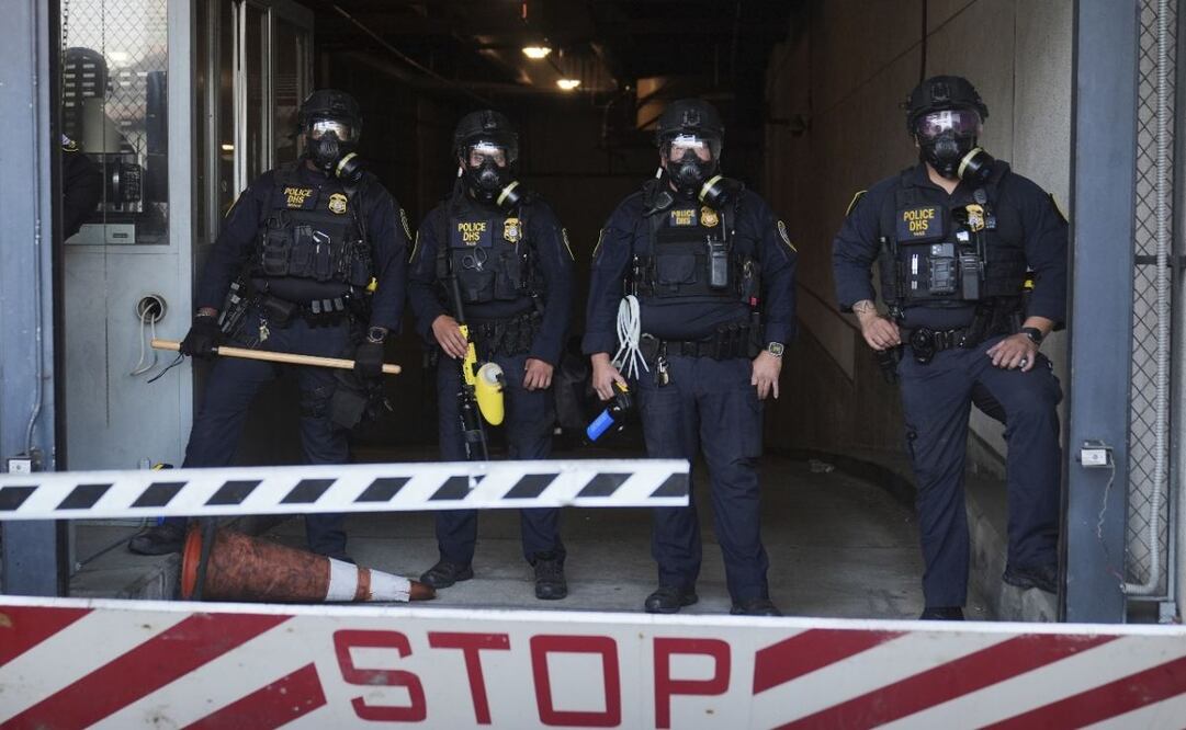 Autoridades migratorias de EU realizaron operativos en Los Ángeles, arrestando a 45 personas en negocios como Home Depot y una tienda de donas, desatando protestas y enfrentamientos. (06/06/25) Foto: AP