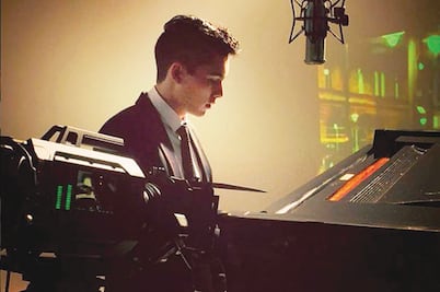 Sergio Mayer Mori graba video debut con apoyo de sus padres