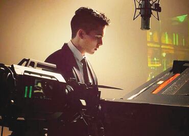 Sergio Mayer Mori graba video debut con apoyo de sus padres