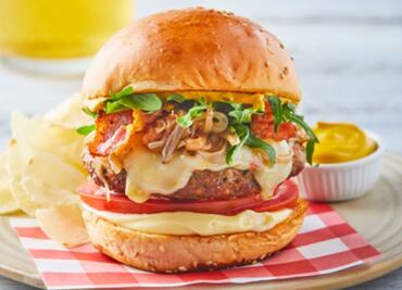 Hamburguesa rellena y cubierta de queso mozzarella