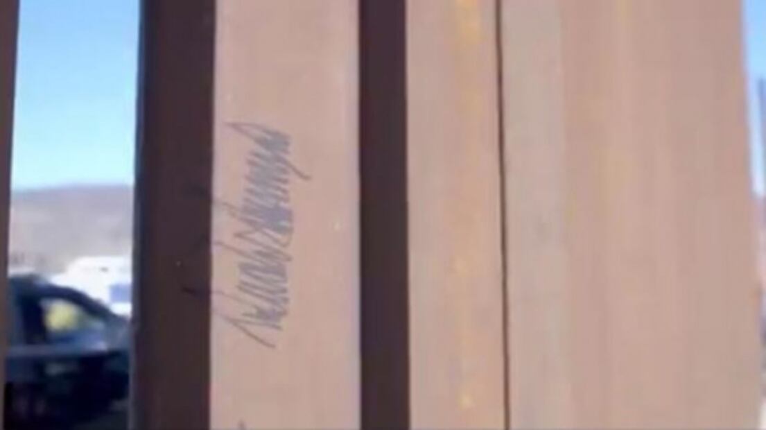 Donald Trump autografía muro fronterizo durante su visita