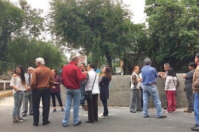 Acusan cierre de calle en el Huizachal