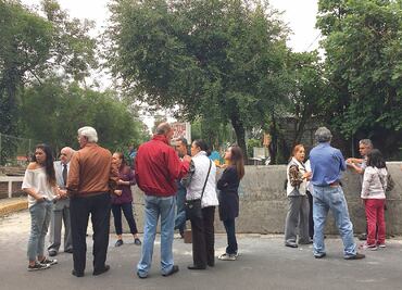 Acusan cierre de calle en el Huizachal