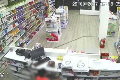 Niño roba farmacia en complicidad con un hombre