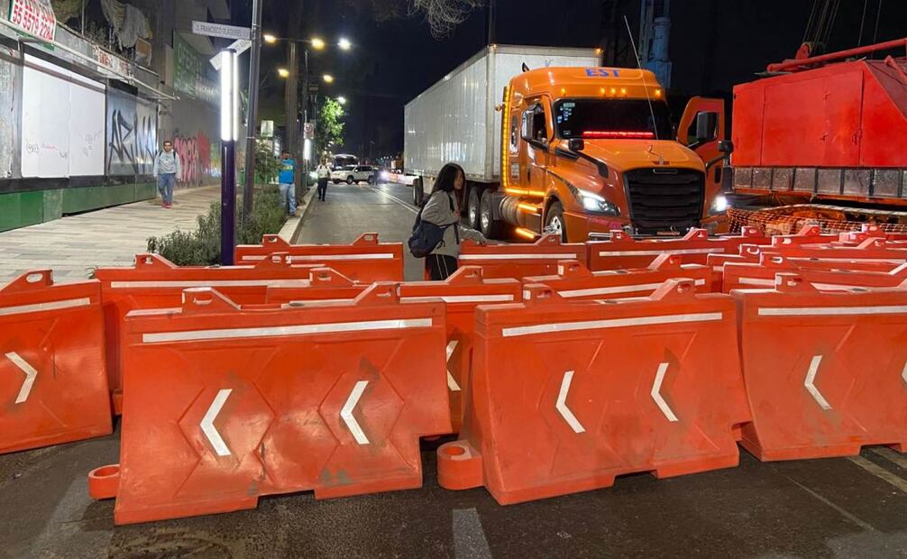 Trabajadoras sexuales cierran Calzada de Tlalpan; denuncian desplazamiento por obras en la Cuauhtémo.
Foto: Juan Carlos Williams