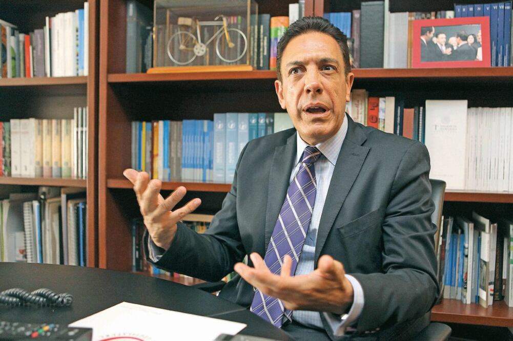 El senador Omar Fayad afirma que esta iniciativa de ley tiene la finalidad de tipificar y castigar los delitos informáticos y no pretende regular la utilización de internet (LUCÍA GODÍNEZ. EL UNIVERSAL)