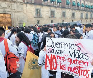 Futuros doctores protestan en Palacio Nacional