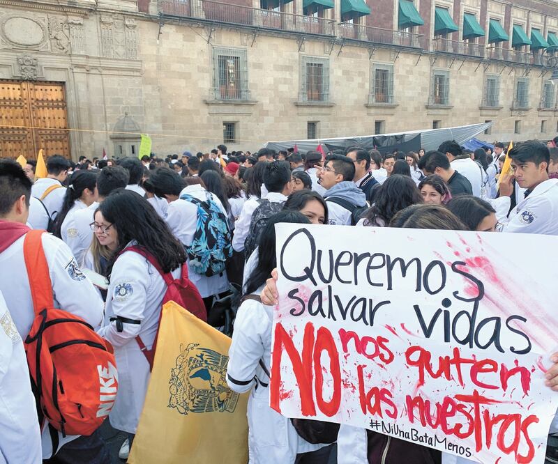 Estudiantes de Medicina de la UNAM y del IPN se manifestaron afuera de Palacio Nacional para demandar seguridad y justicia para asesinados. Foto: BERENICE FREGOSO. EL UNIVERSAL
