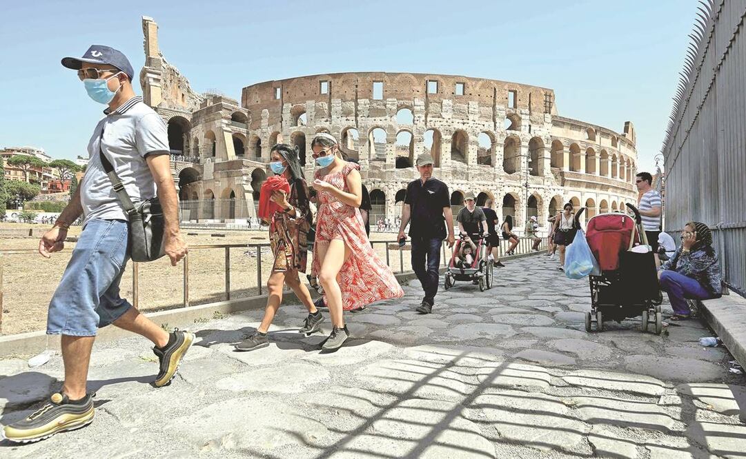 Turistas, algunos usando cubrebocas, en el Coliseo en Roma. Italia reportó su mayor cifra de contagios desde mayo, con mil 71. Foto: VINCENZO PINTO. AFP