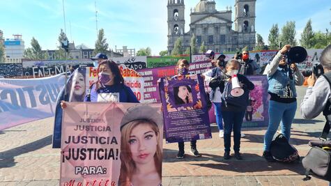 Protestan familiares de víctimas de feminicidio frente al palacio de gobierno del Edomex