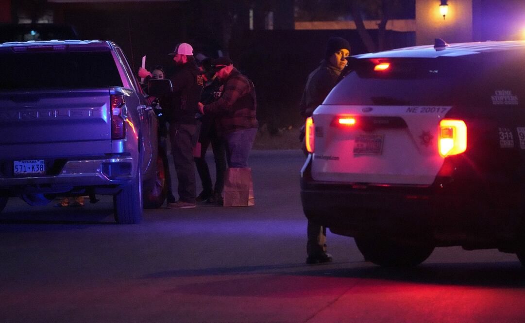 La policía de Las Vegas trabaja cerca de la casa del ex actor Nathan Lee Chasing His Horse. Fotos: AP/John Locher, Archivo El Universal 