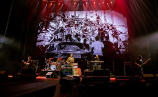 Caifanes recuerda a las víctimas del sismo de Colombia durante su participación en el Festival Cordillera