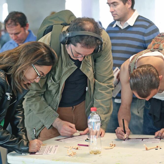 Como ocurrió durante la jornada del jueves, ayer los participantes de la consulta sobre el aeropuerto tampoco tuvieron privacidad para emitir su voto. (ALEJANDRA LEYVA. EL UNIVERSAL)