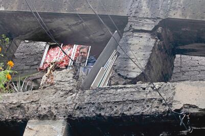 Viven con miedo en casas que están al borde del colapso