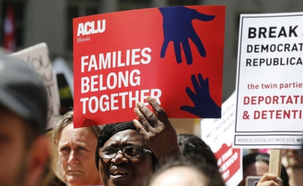 Miles protestan en Chicago contra las "crueles" redadas de Trump