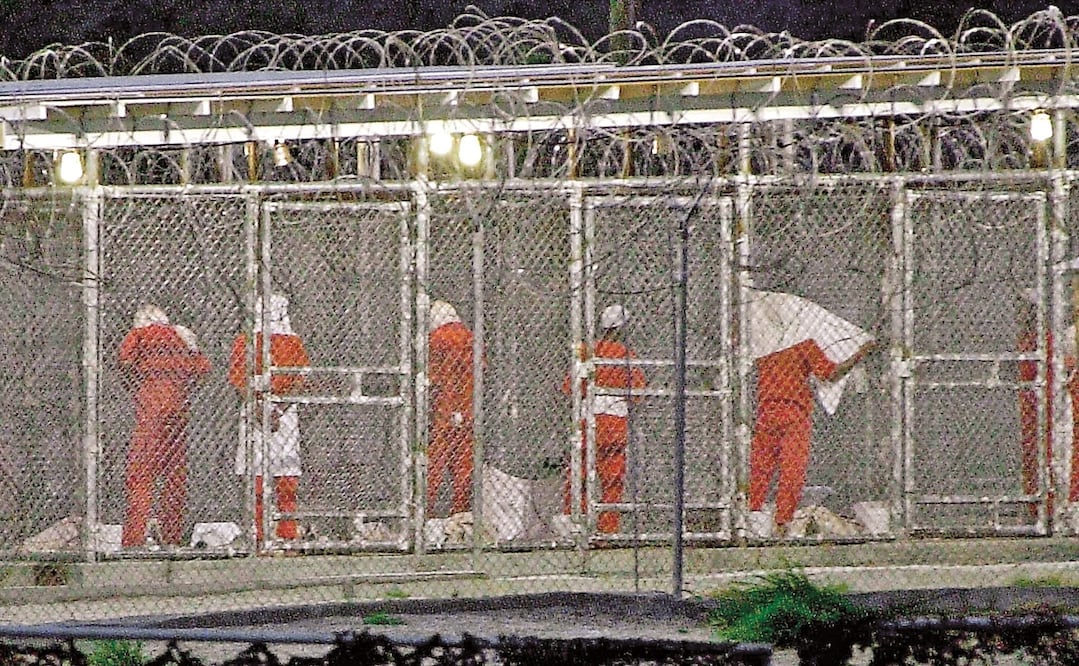 Los detenidos en la Bahía de Guantánamo se preparan para la oración vespertina, el 4 de marzo de 2002. Foto: ARCHIVO AFP
