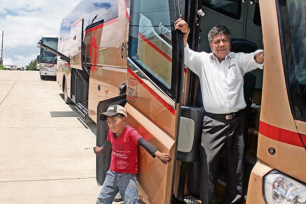 Andrés Hernández Hernández, chofer de la linea Primera Plus, cuidó su unidad durante 33 días, luego de que la coordinadora retuvo su vehículo como parte de los bloqueos (GERMÁN GARCÍA. EL UNIVERSAL)