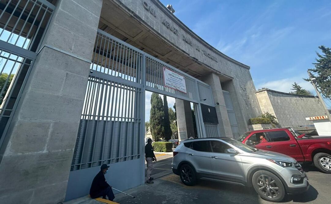 En el Panteón francés se espera la llegada de la carroza fúnebre del exlíder sindical de Pemex, Carlos Romero Deschamps donde será velado y cremado. Integrantes del sindicato llegaban a las instalaciones para despedir su cuerpo. Foto: Iván Montaño/EL UNIVERSAL