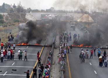 Presuntos "huachicoleros" bloquean autopista Puebla-Orizaba tras operativo