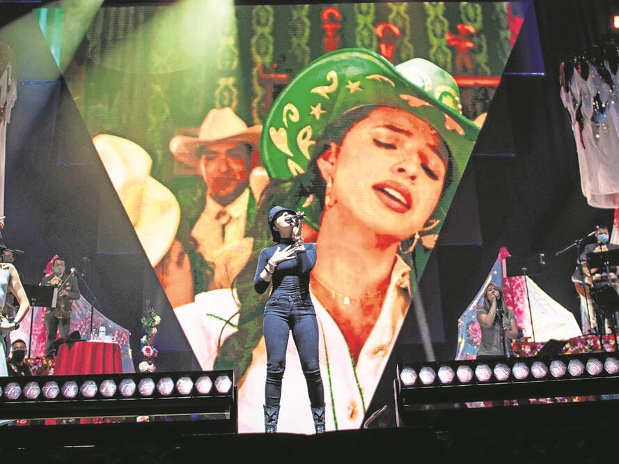 La cantante arrancó tour, Mexicana enamorada, ayer en la Arena Ciudad de México. Cantó diversos temas de sus abuelos. Foto: Cortesía Erick Nieto y Rodrigo Cabadas