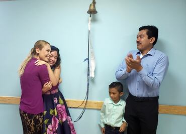 Niña de 13 años vence al cáncer tras 120 quimioterapias