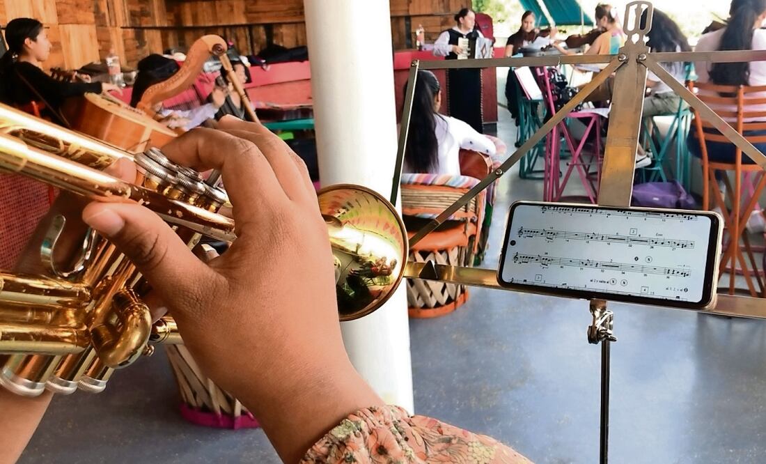 Su repertorio no sólo acompaña festejos de cualquier tipo, sino que han escogido aquellos temas que enaltecen la figura femenina, dice Alejandra. Foto: Atenea Campuzano