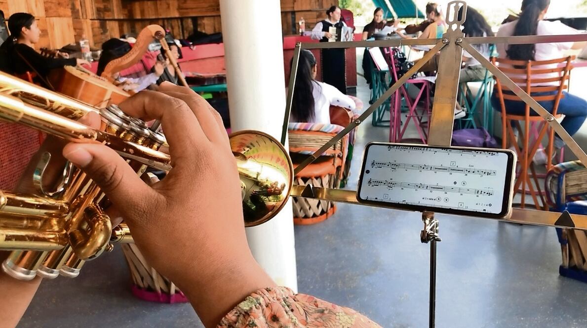 Su repertorio no sólo acompaña festejos de cualquier tipo, sino que han escogido aquellos temas que enaltecen la figura femenina, dice Alejandra. Foto: Atenea Campuzano