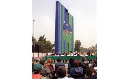 Microbuseros tapan la escultura de Helen Escobedo en la Ruta de la Amistad