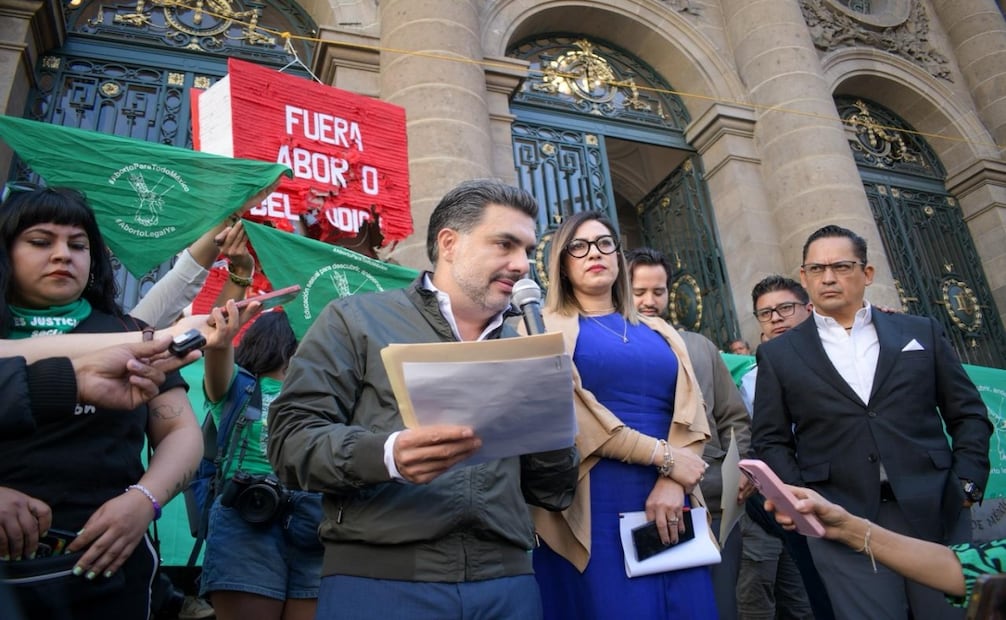 Colectivos feministas se reunieron afuera del Congreso de la CDMX para protestar en contra del Código Penal, pues establece que el aborto solo es legal en las primeras 12 semanas de embarazo. Se rompió una piñata con la figura del Código y hubo un diálogo con Jesús Sesma Suárez, presidente de la mesa directiva. Foto: Santiago Cadena El Universal