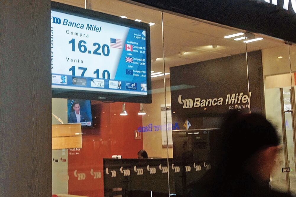 Pese a superar los 17 pesos por dólar, el mecanismo de subastas de la divisa estadounidense por 200 millones no se activó (LUCÍA FLORES. EL UNIVERSAL)
