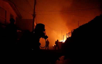 Decretan toque de queda en Valparaíso y Viña del Mar por "incendios sin precedentes" en Chile