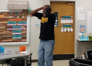 Niños de kinder cantan las mañanitas a conserje sordo en EU