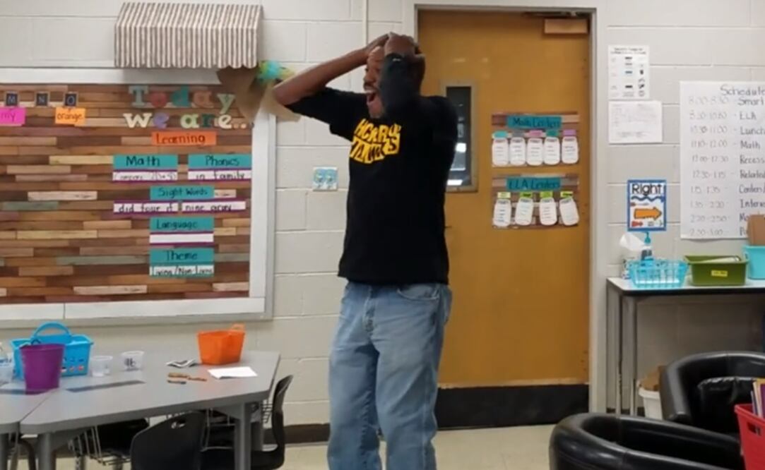 Anthony ha trabajado para el sistema escolar desde 1991 y es sordo, pero puede leer los labios. Foto: Captura de pantalla