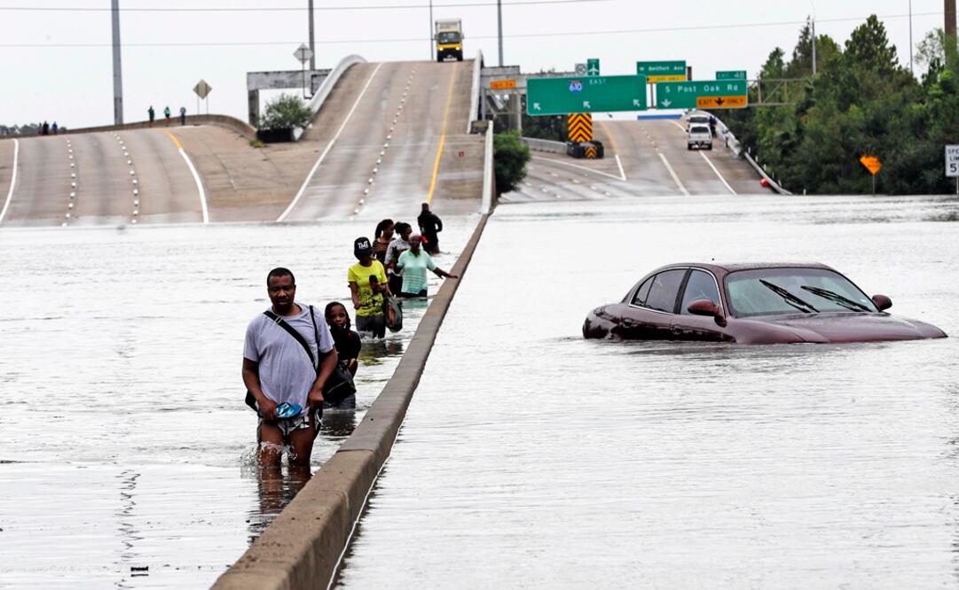 En la imagen, las inundaciones que ha dejado la tormenta tropical "Harvey" a su paso por Texas, en EU. Foto: AP      