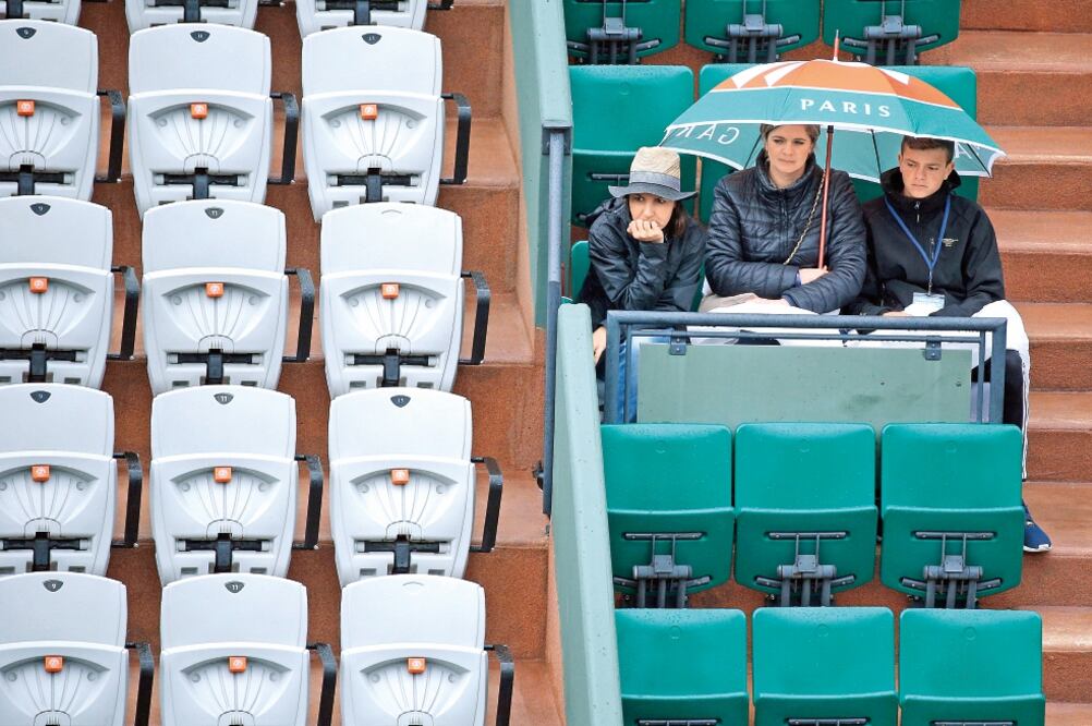 Un desolador panorama sufre el prestigioso torneo de París, pues los pronósticos de lluvia se mantienen (YOAN VALAT. EFE)